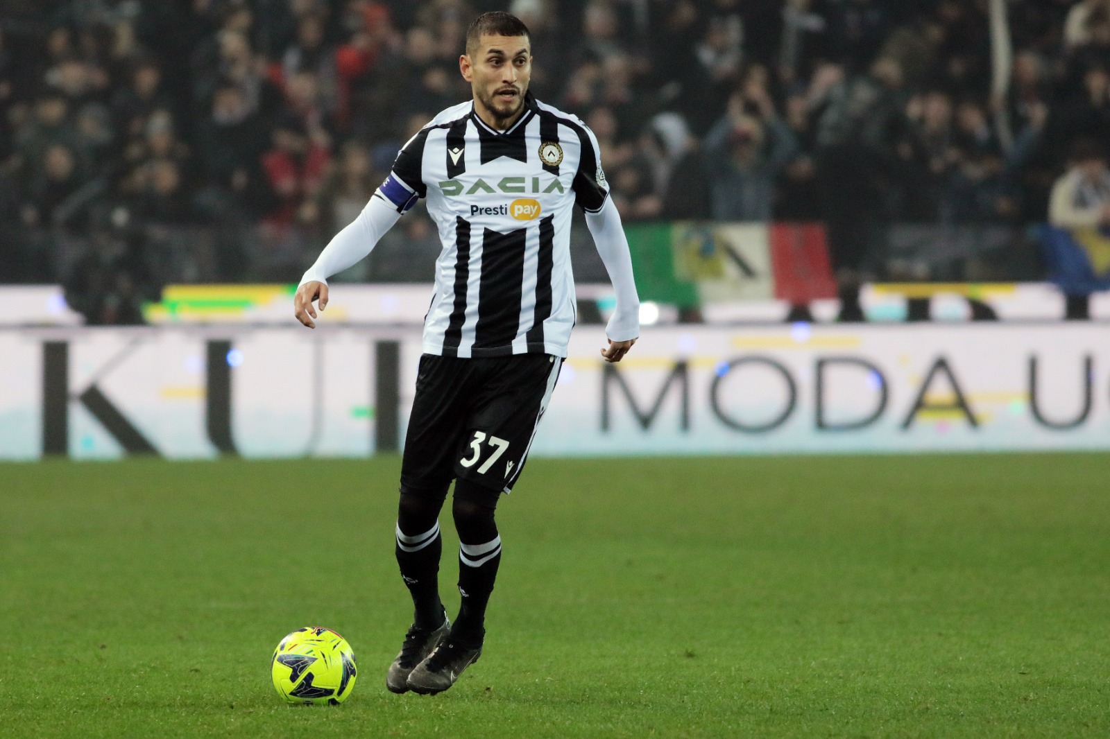 Pereyra in azione contro l'Empoli allo stadio Friuli