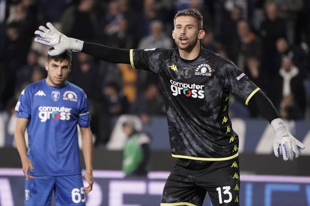 Guglielmo Vicario in azione contro la Cremonese