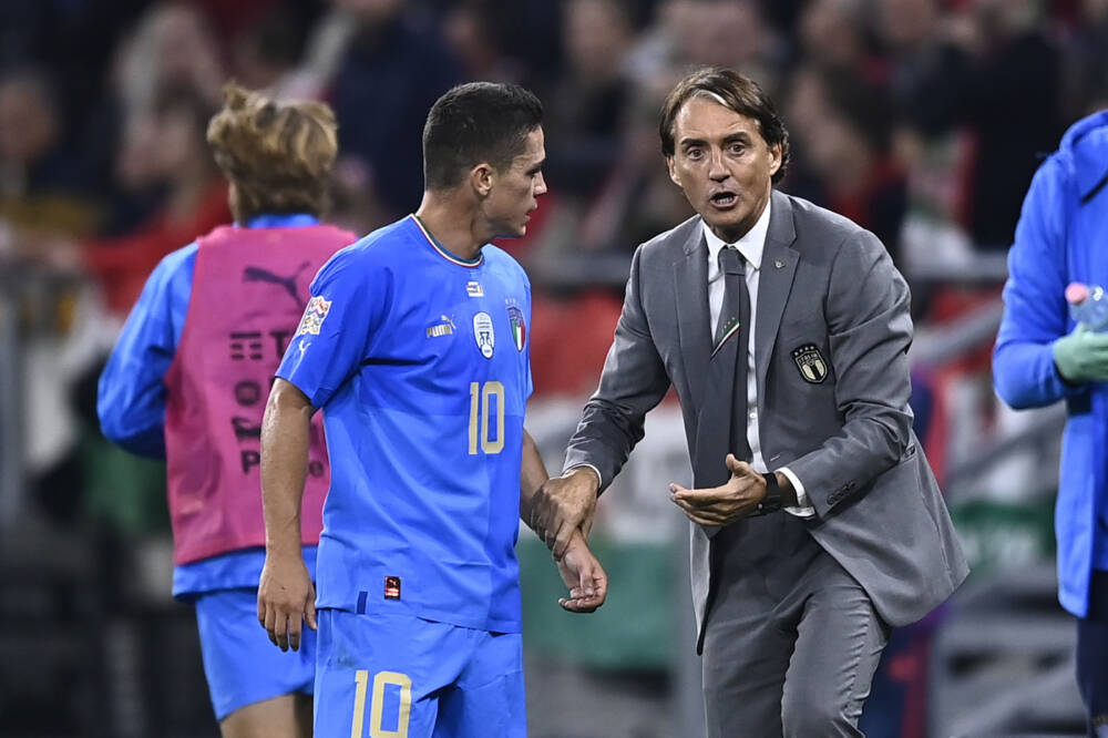 Roberto Mancini e Giacomo Raspadori