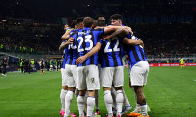 Barella e i compagni dell'Inter si abbracciano dopo un gol