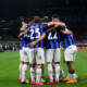 Barella e i compagni dell'Inter si abbracciano dopo un gol