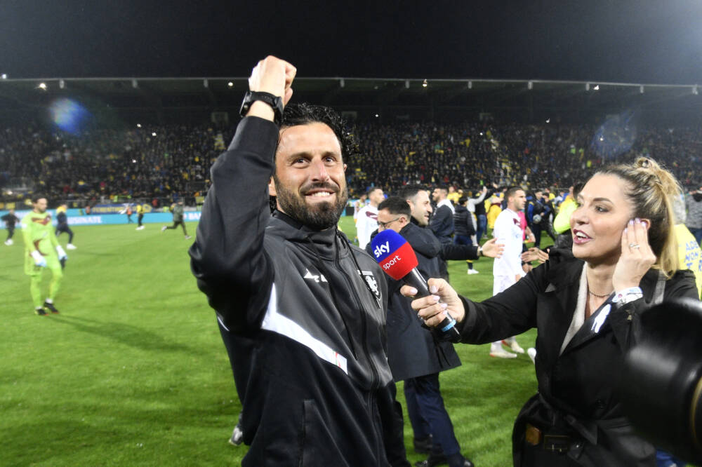 Fabio Grosso, allenatore del Frosinone, festeggia la promozione in Serie A