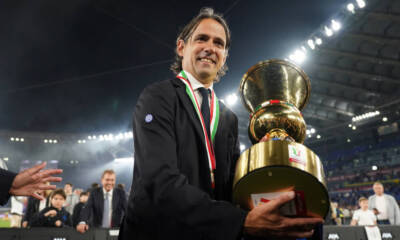 Simone Inzaghi alza la Coppa Italia 2022-23 vinta con l'Inter