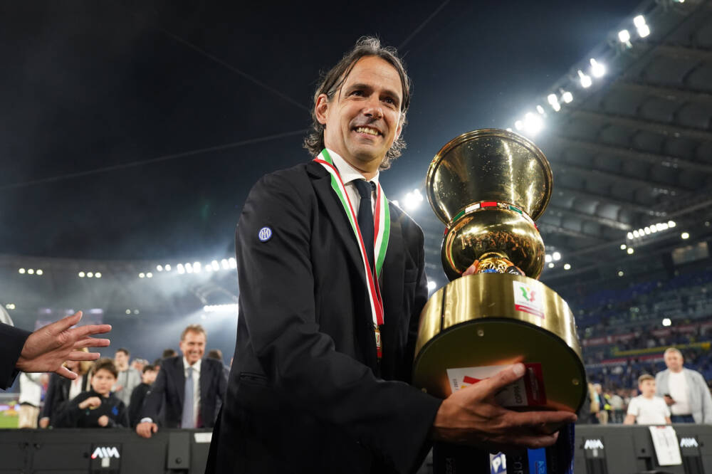 Simone Inzaghi alza la Coppa Italia 2022-23 vinta con l'Inter