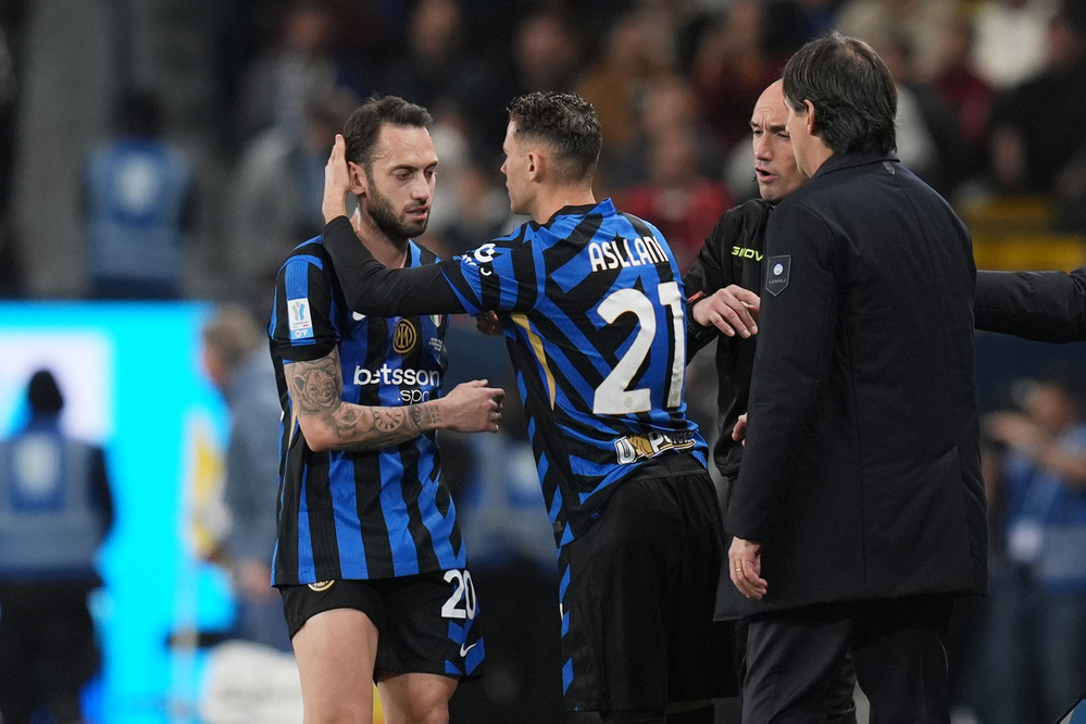 Hakan Calhanoglu e Kristjan Asllani, centrocampisti dell'Inter