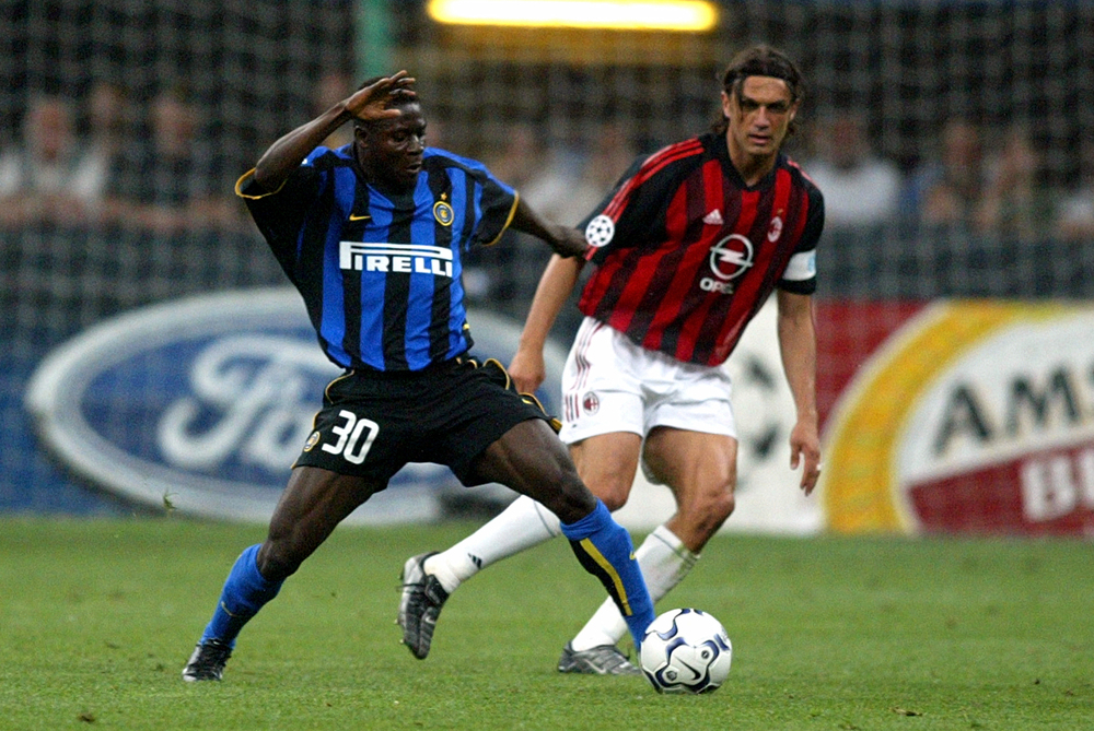 Martins, ex Inter e Paolo Maldini ex Milan durante l'Euroderby del 2003 (semifinale di Champions League)