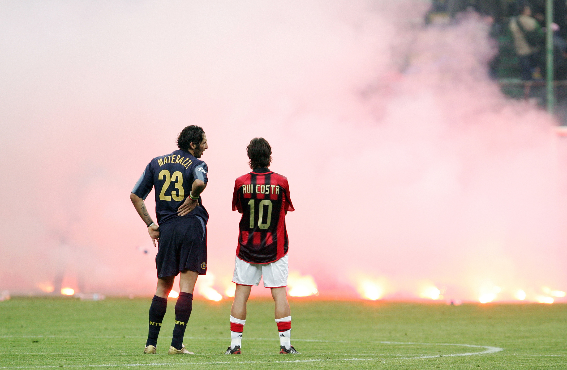 Materazzi, ex Inter, e Rui Costa, ex Milan, durante l'Euroderby del 2005 sospeso 