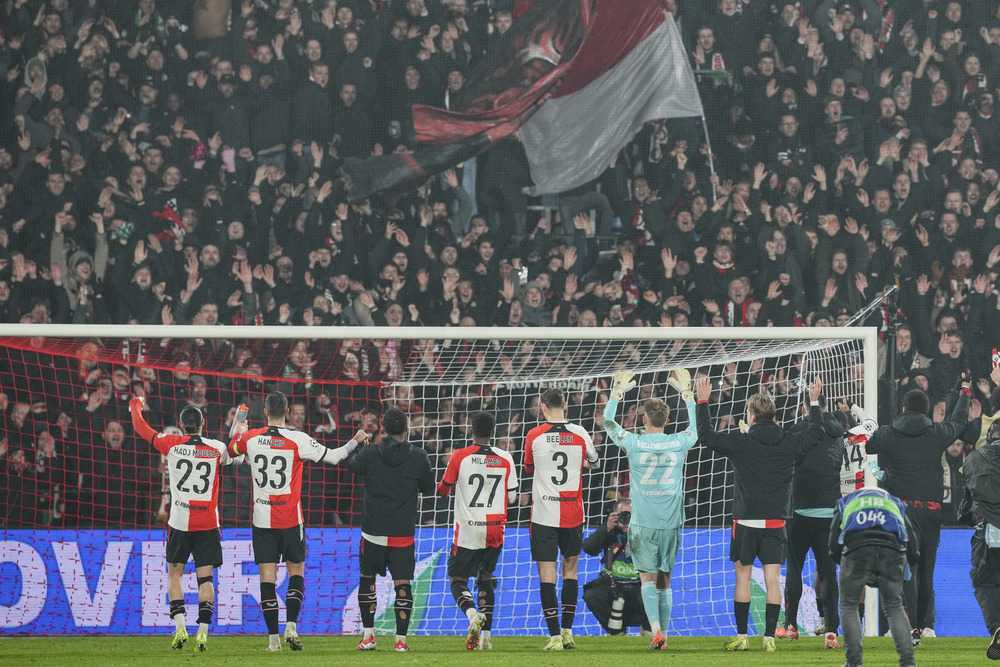 Il Feyenoord festeggia con i propri tifosi al De Kuip 