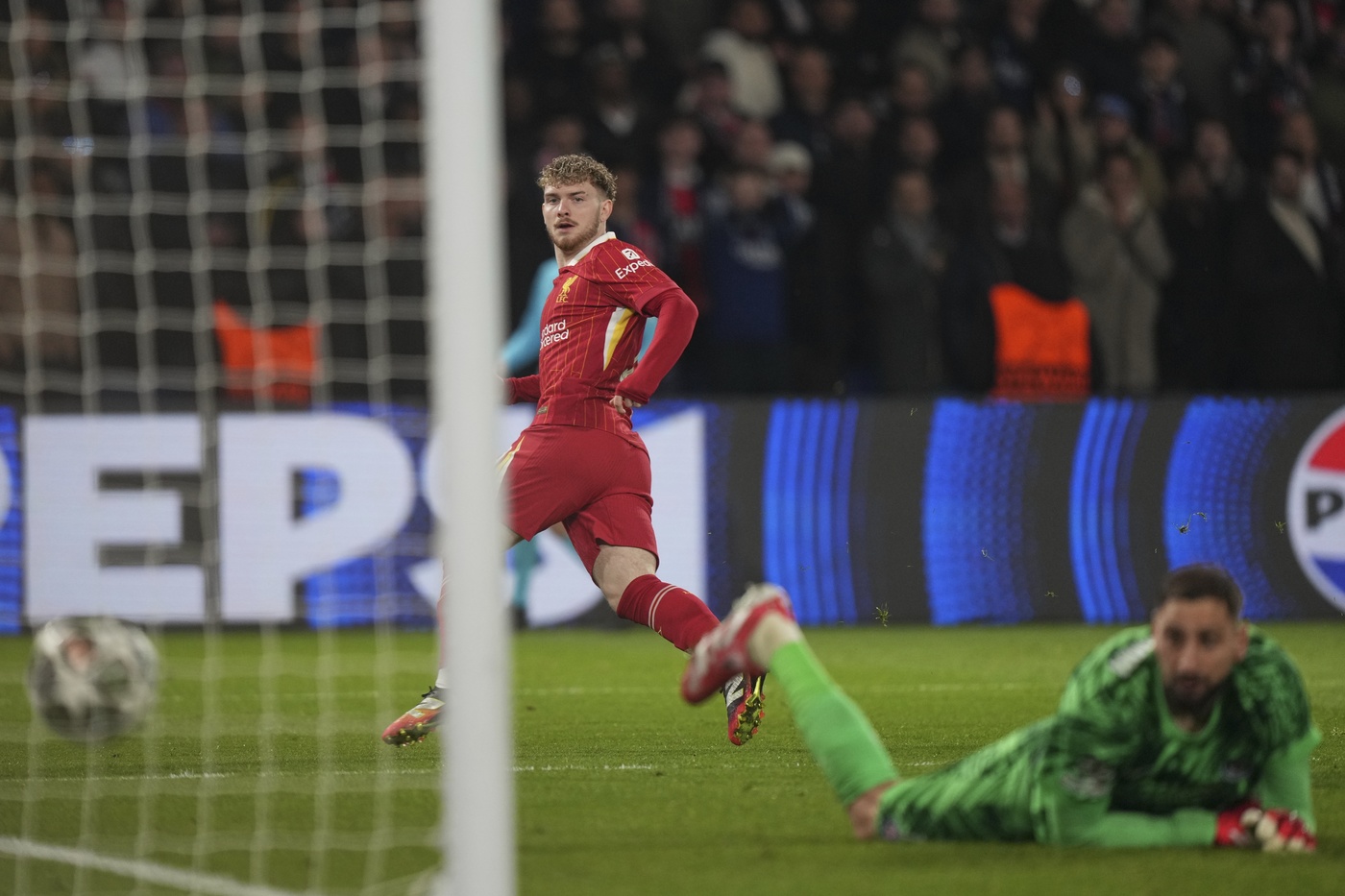 Harvey Elliott (Liverpool) segna il gol decisivo nell'andata degli ottavi di finale di Champions League contro il Psg